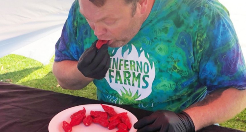 Hombre rompe récord comiendo 160 pimientos picantes