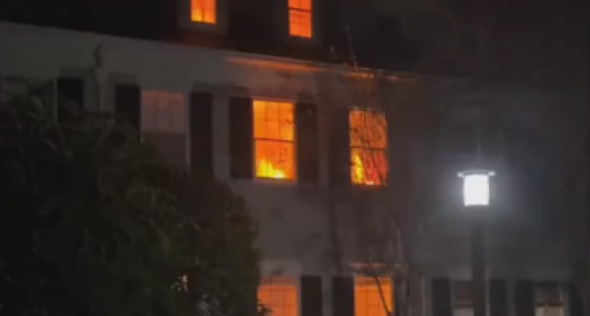 Vecinos alertaron por un incendio en una casa pero en realidad era decoración por Halloween