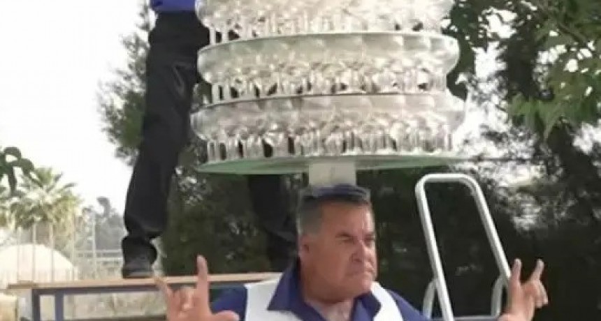 Hombre rompe récord en bailar con más de 300 copas en su cabeza