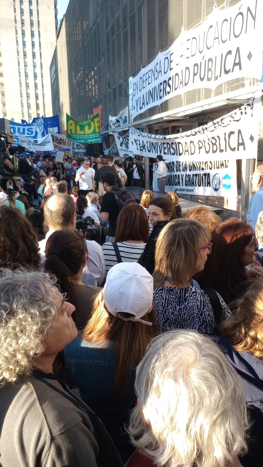 Estudiantes toman facultades y docentes hacen paro en todo el país