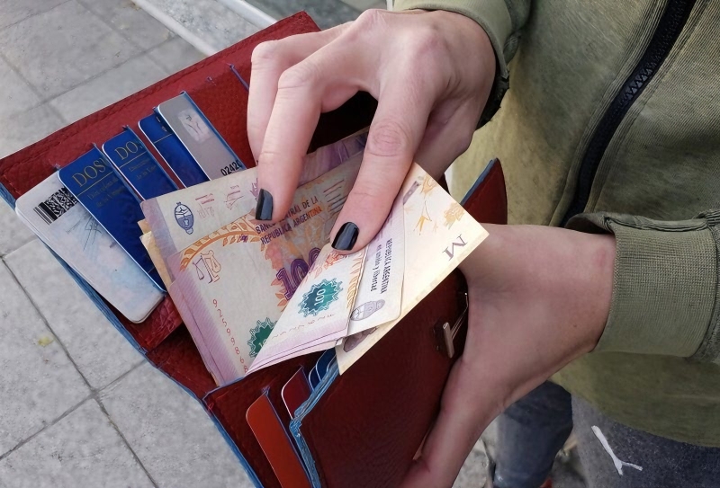 El poder adquisitivo del salario mínimo volvió a caer en agosto