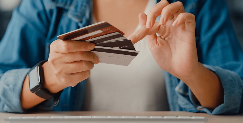 Aumentó 55% real la deuda con tarjetas de crédito en la Argentina