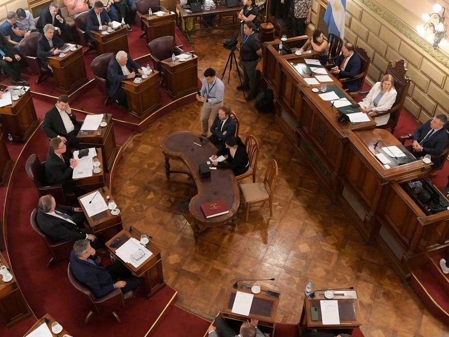 Senadores reciben a ministros por un préstamo