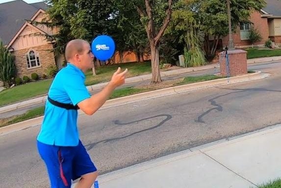 Un hombre alcanza el récord de llevar un globo con su cara durante 5 segundos