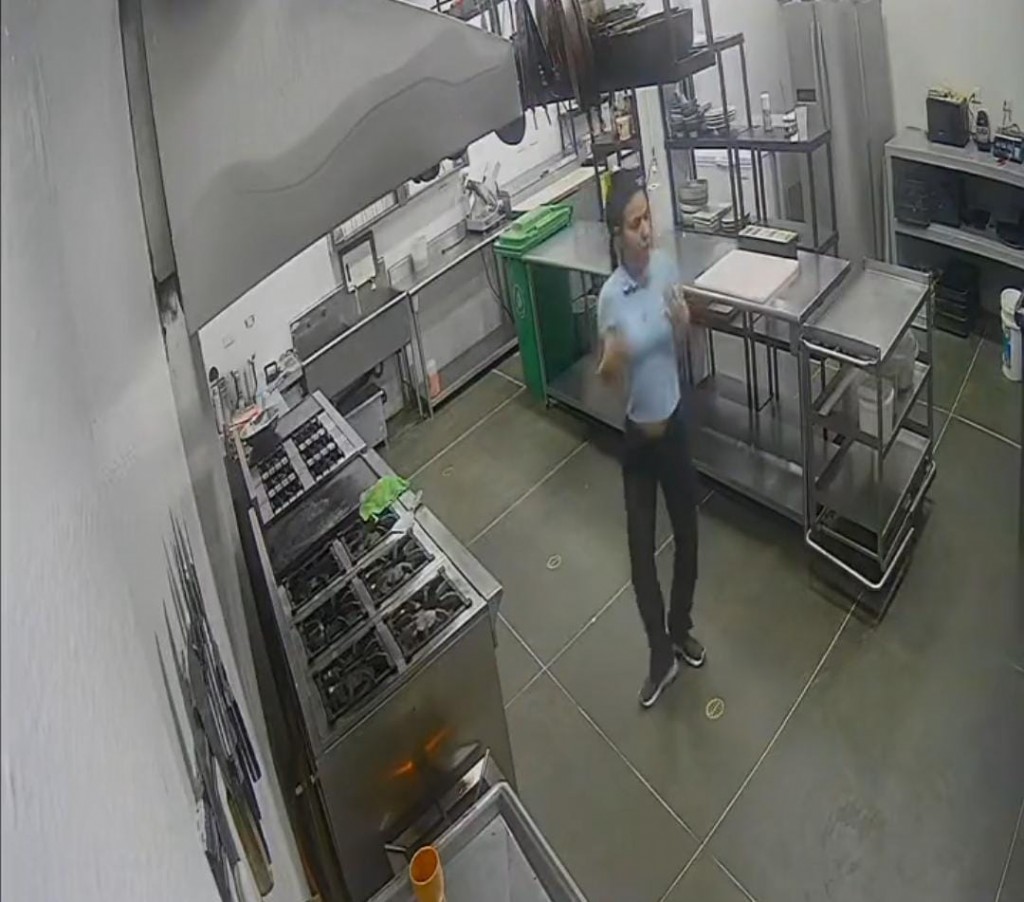  Jefe descubre a empleada bailando en su lugar de trabajo