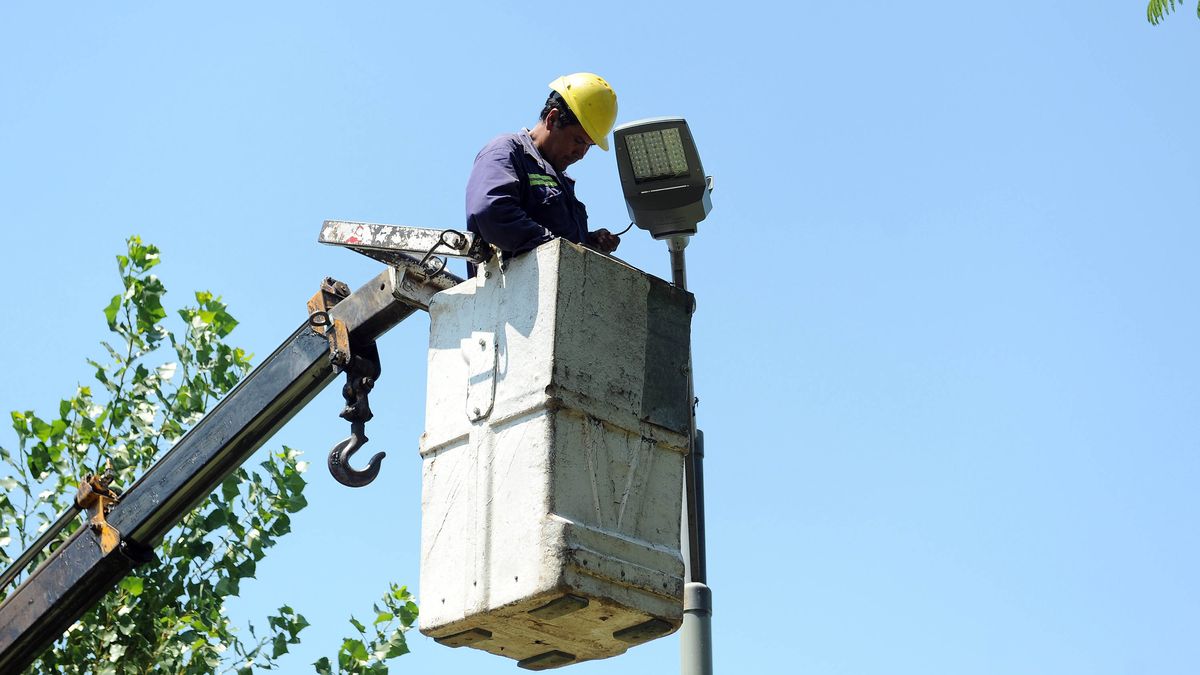 Inician tareas de reparación en el alumbrado público de la ciudad